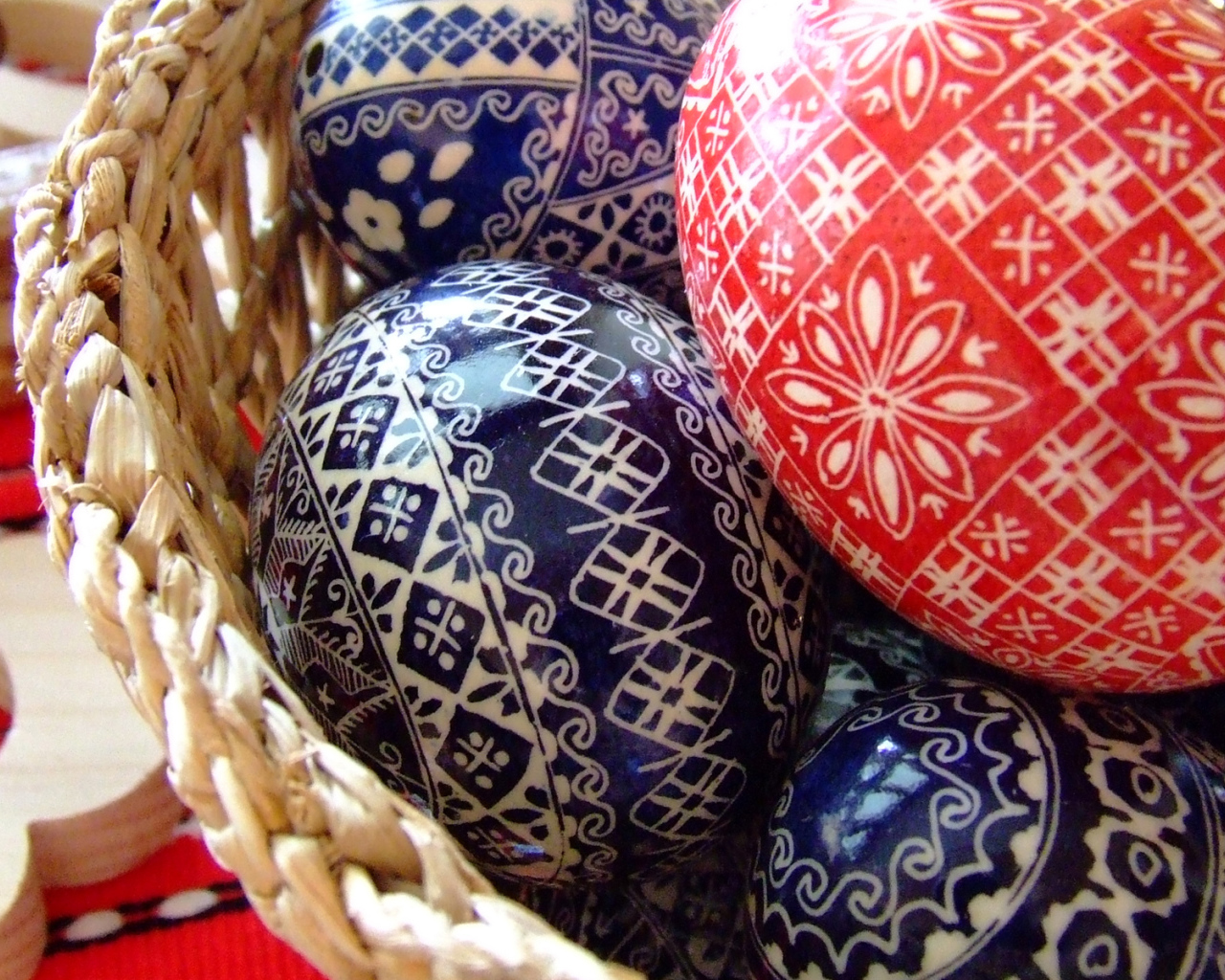 Синие и красные Пасхальные яйца
