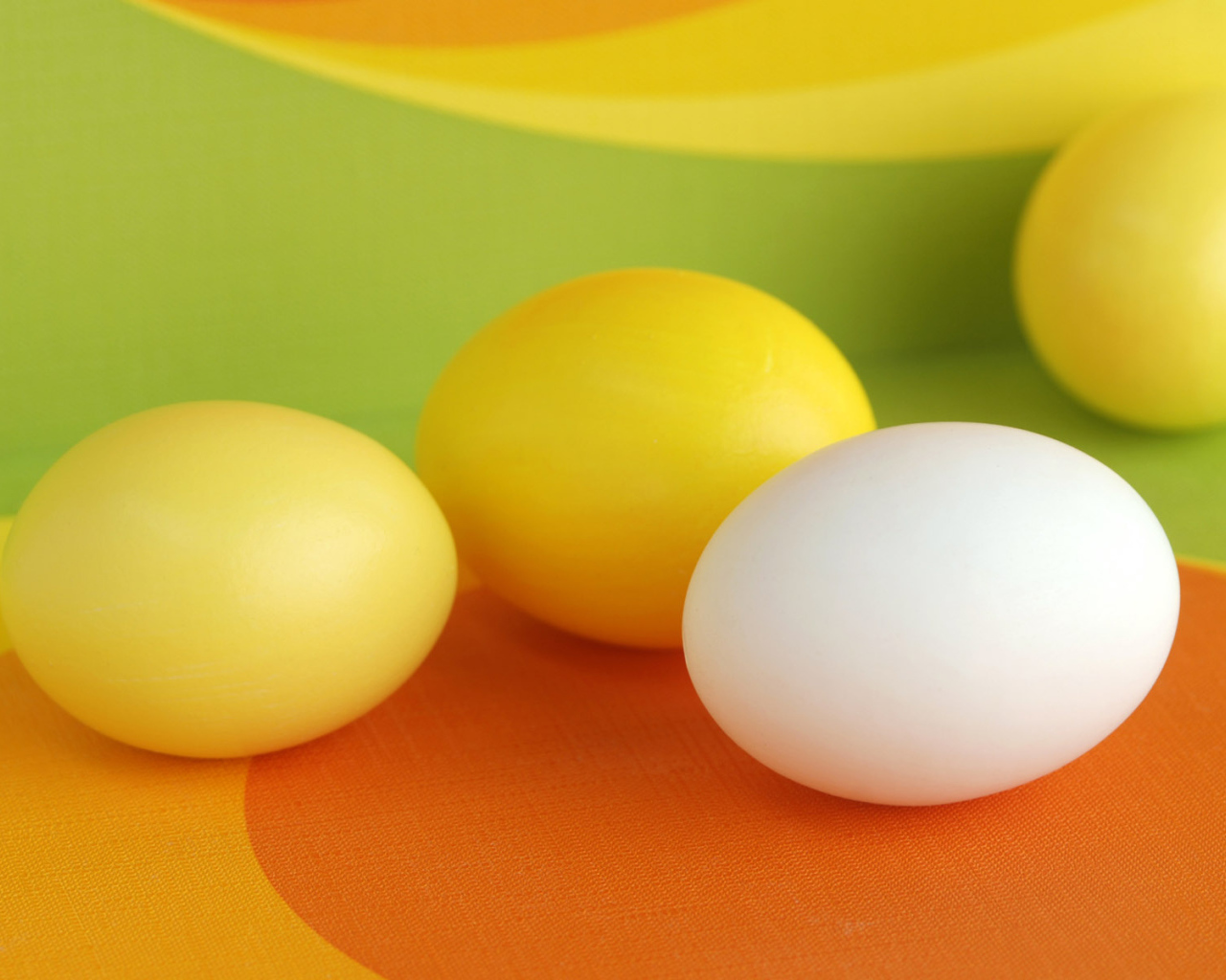 Желтые Пасхальные яйца
