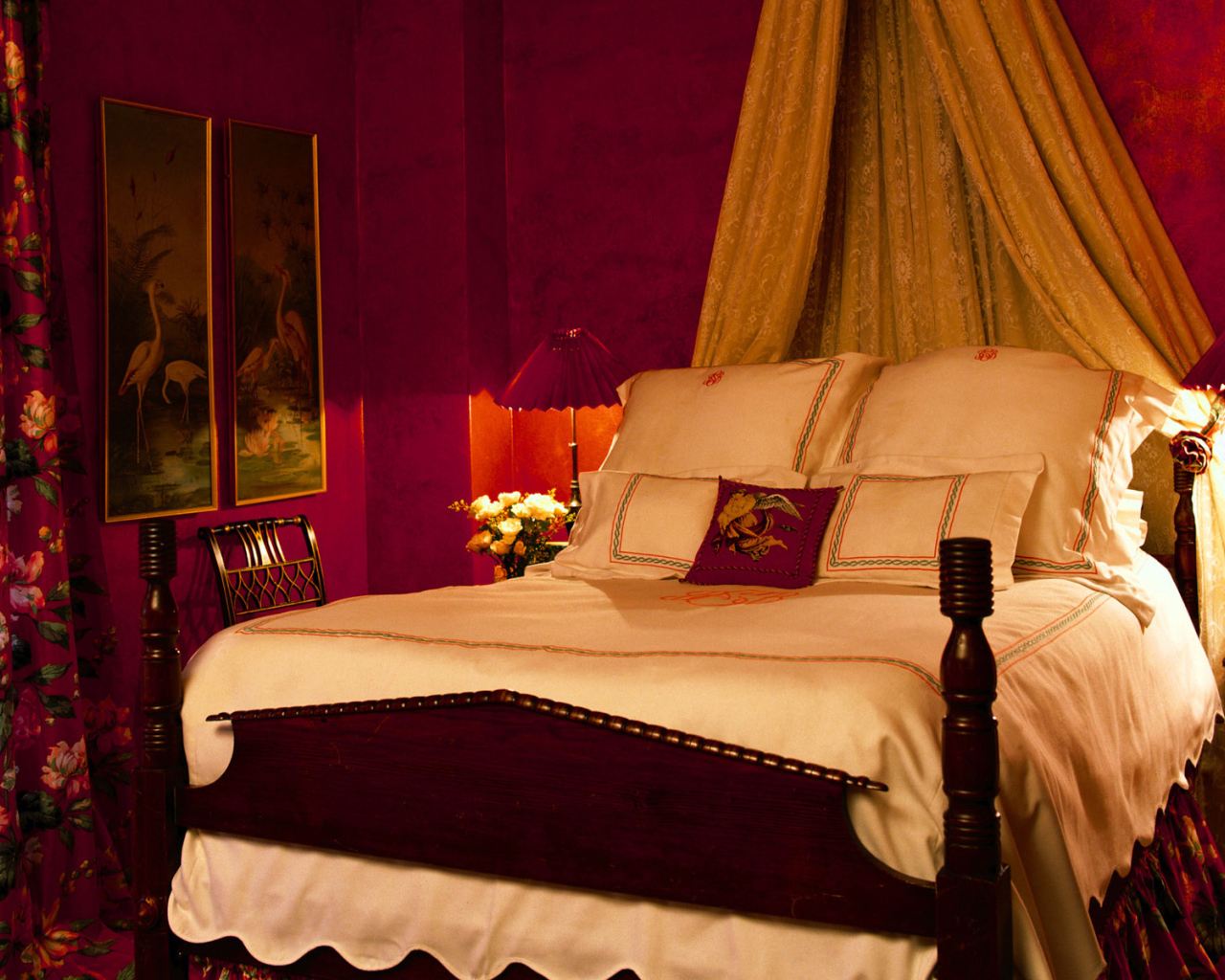 Спальня в красных тонах