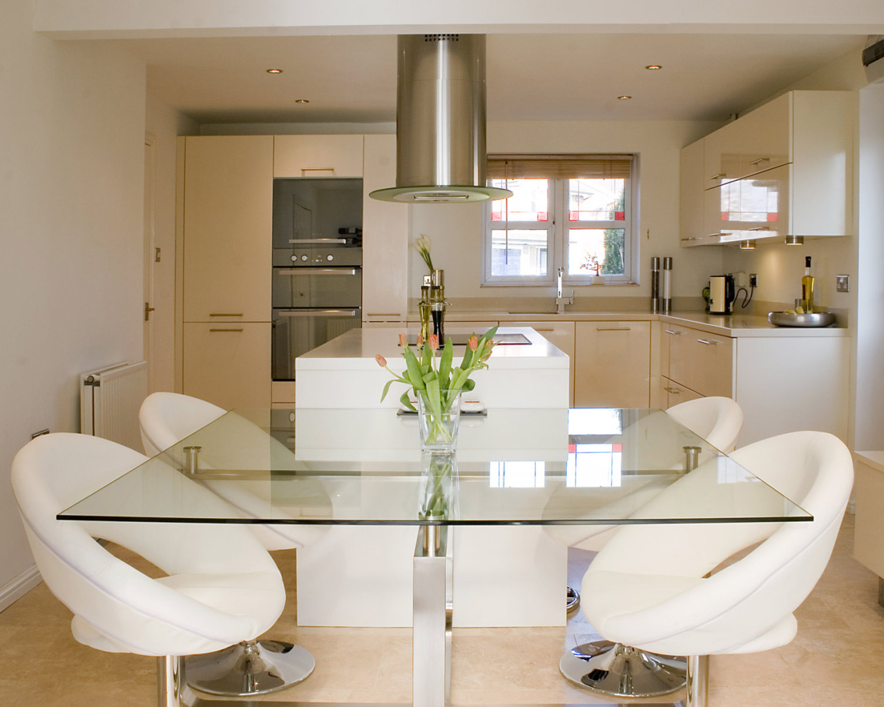 Стеклянный кухонный стол