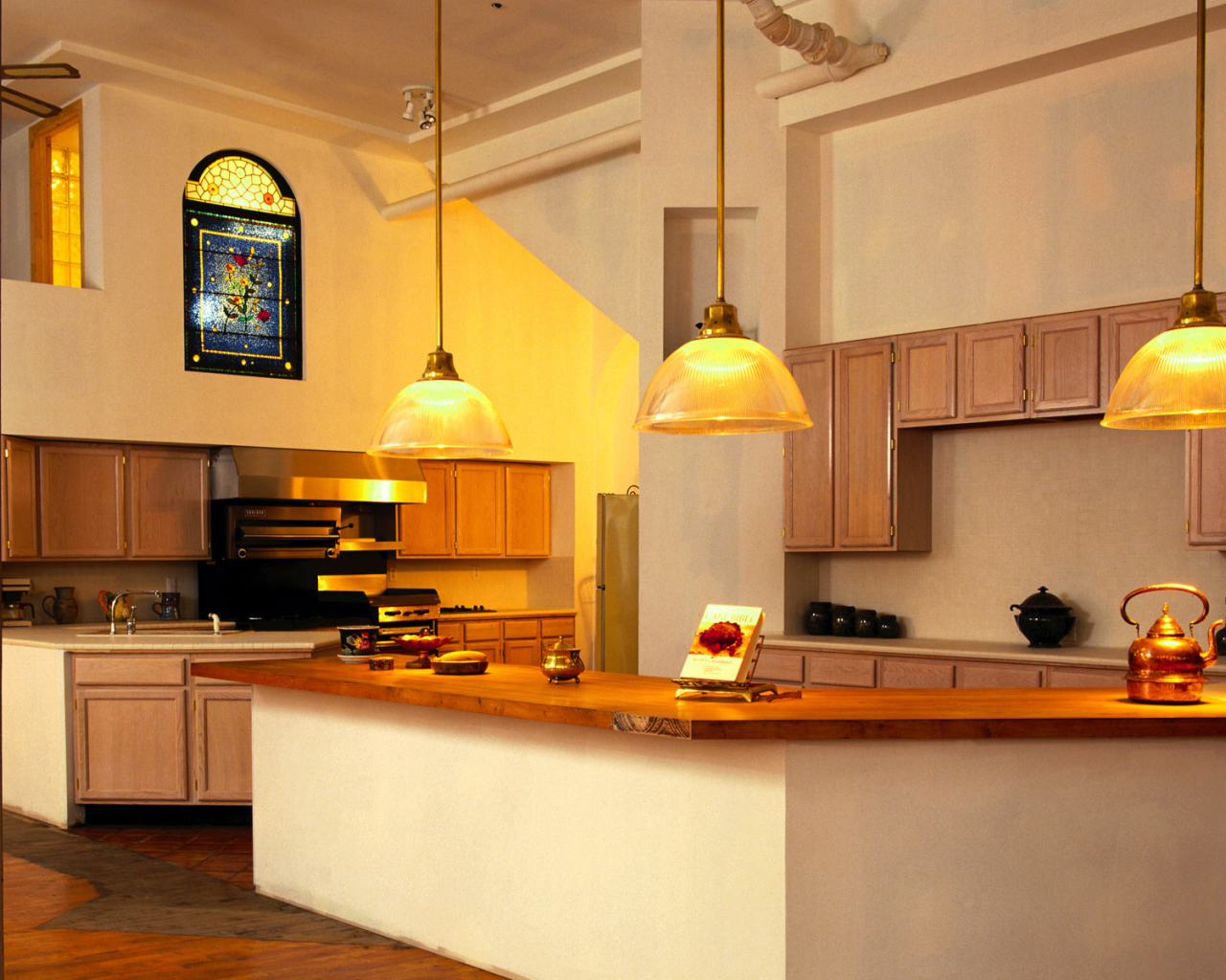 Большая светлая кухня