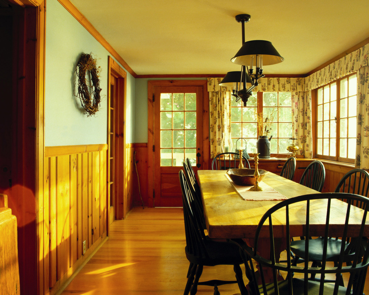 Деревянная отделка столовой