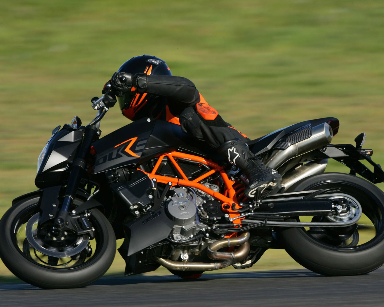 На огромной скорости