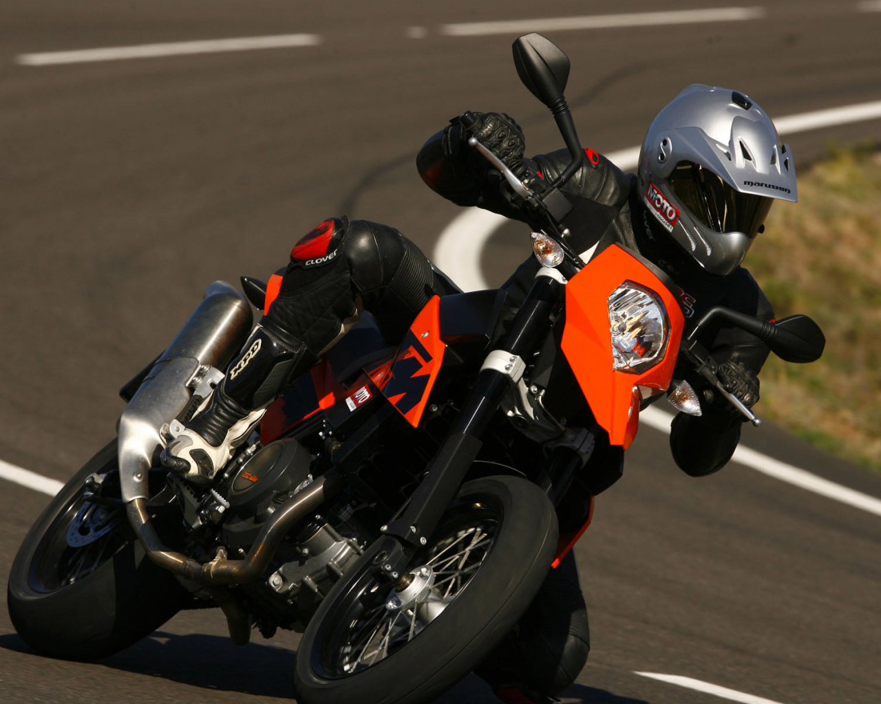 Черный спортивный мопед