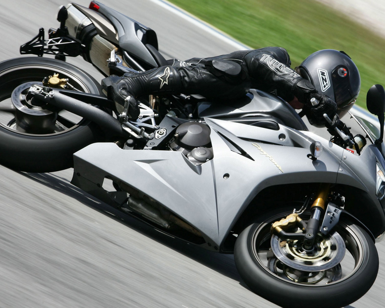 Серый байк на сверхзвуке