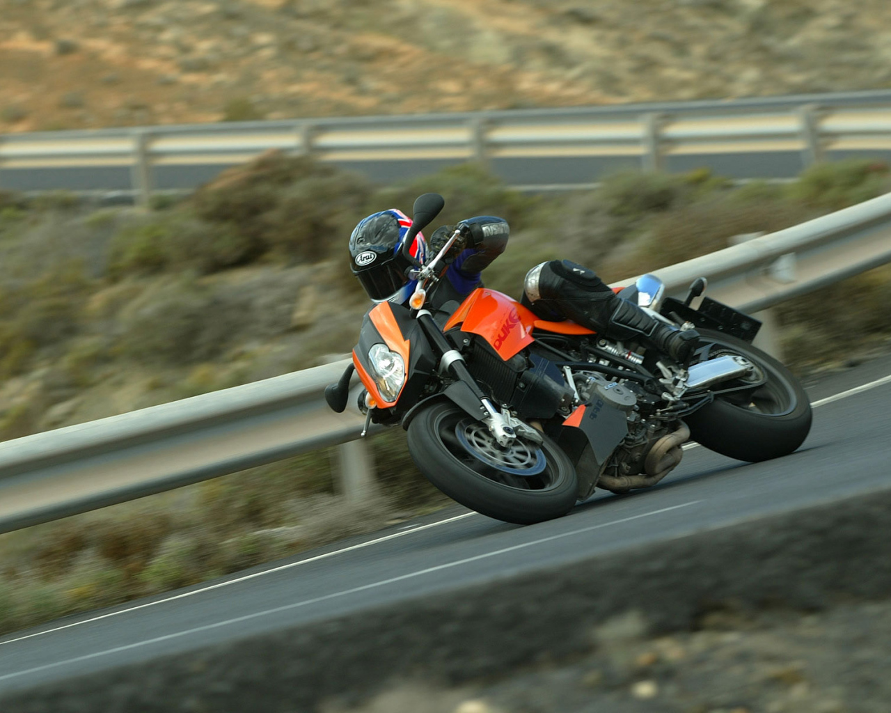 Спортивный байк на дороге