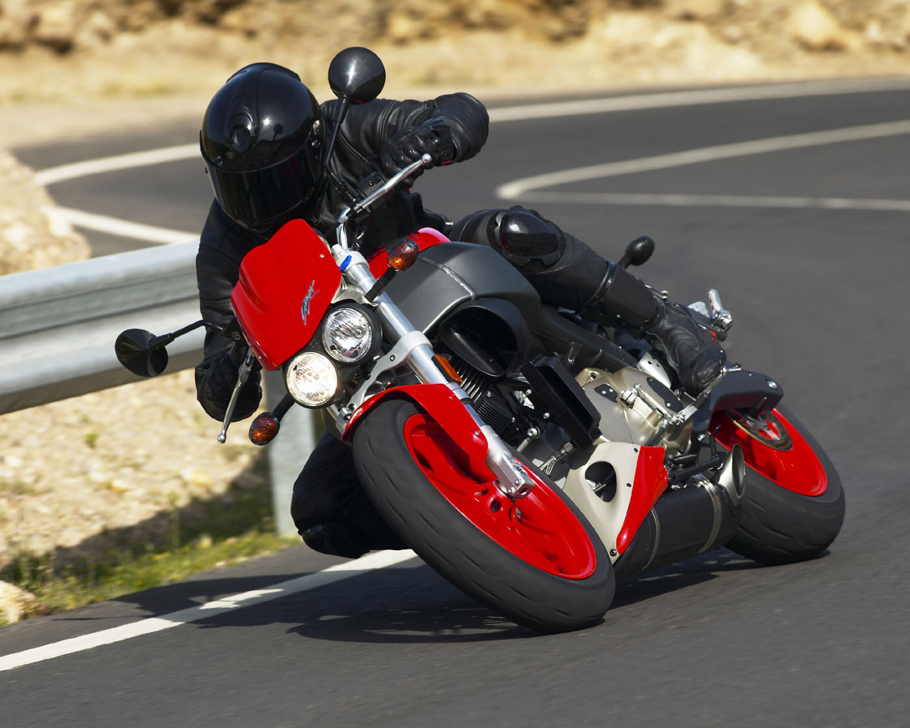 Красный спортивный байк