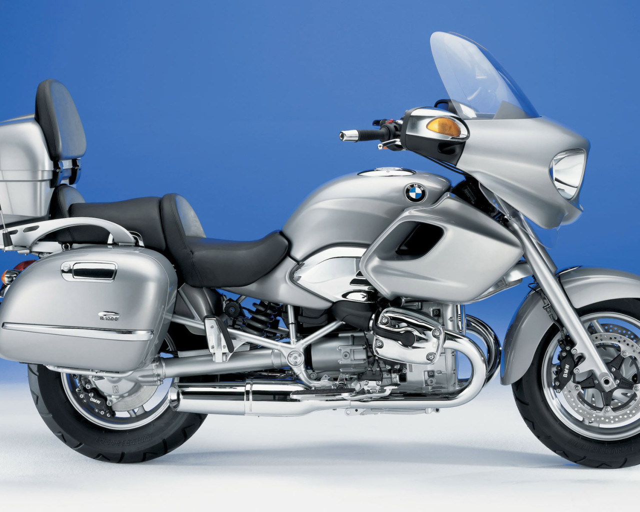 Серый мотоцикл BMW