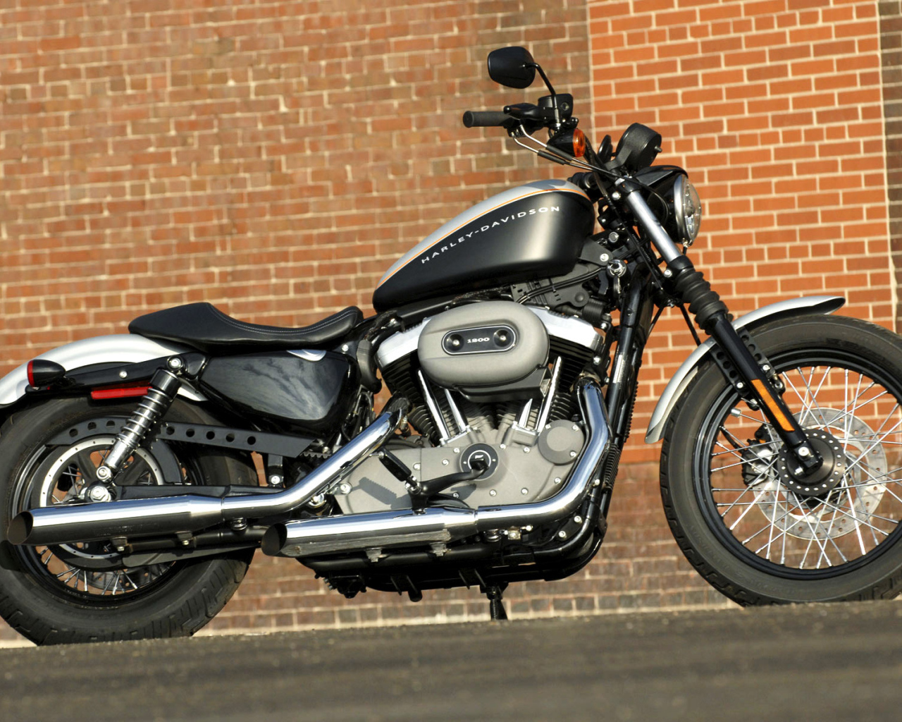 Harley Davidson летящий по ветру