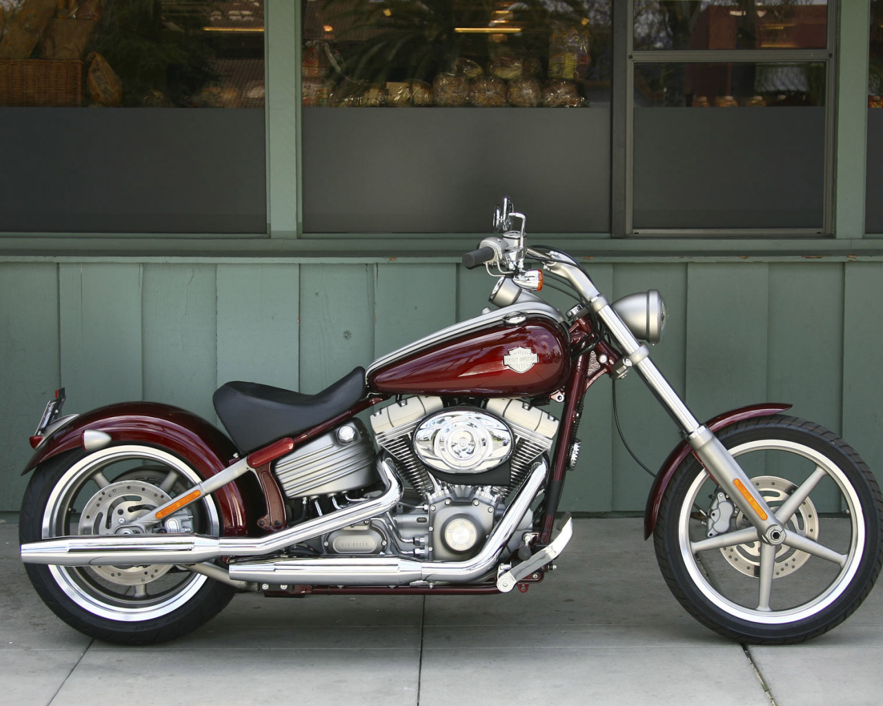 Мотоцикл Harley Davidson вид сбоку