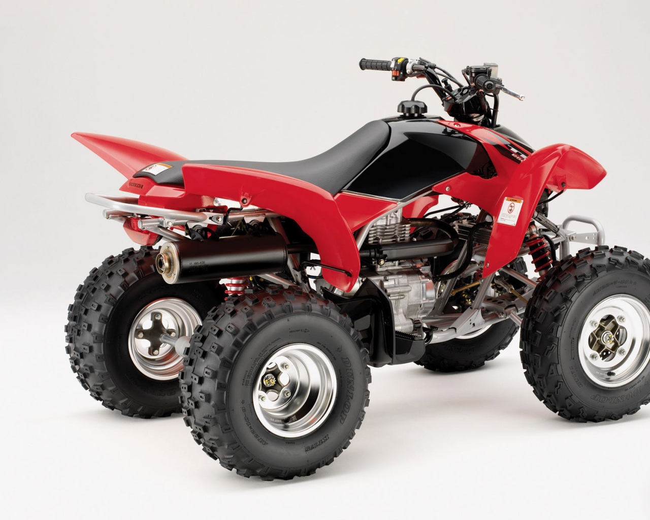 Красный спортивный Honda квадроцикл