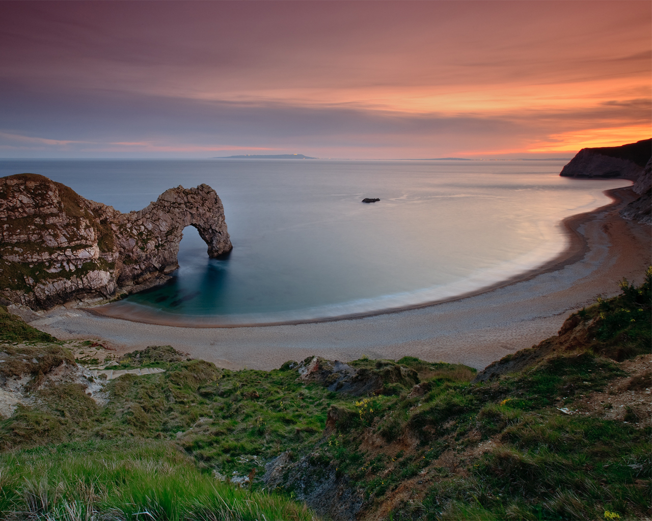 Каменная арка на пляже