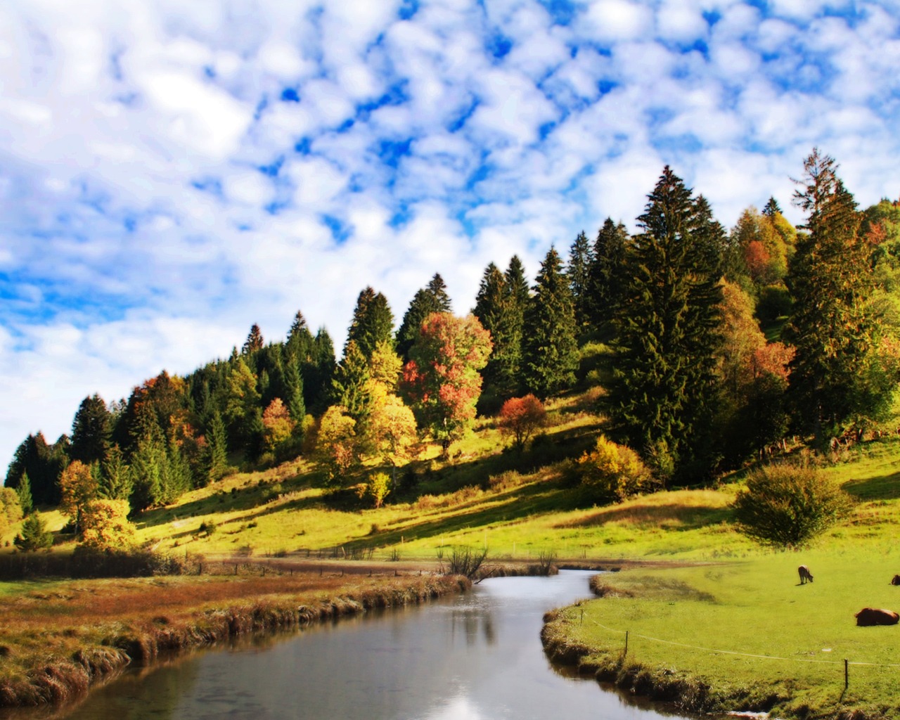 Облака над холмом