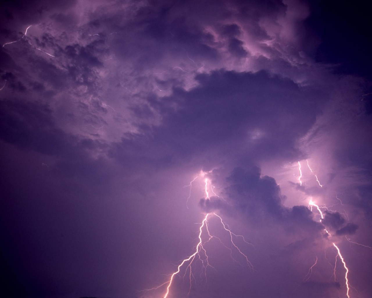 Яркая вспышка молнии