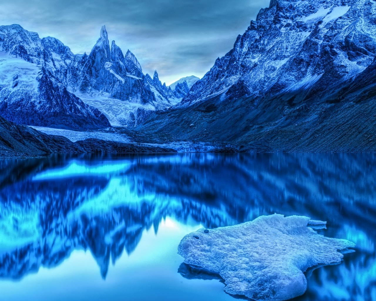 Чистое озеро высоко в горах