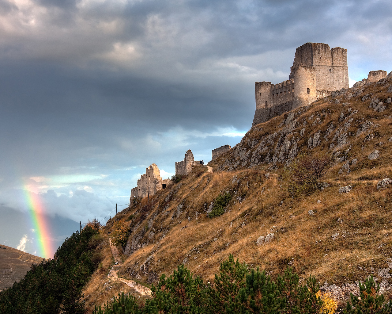 Радуга и замок в горах