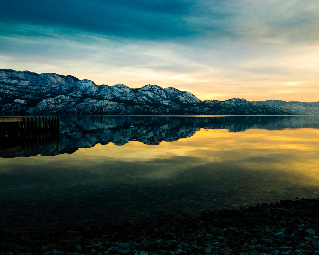 Заснеженные горы у озера