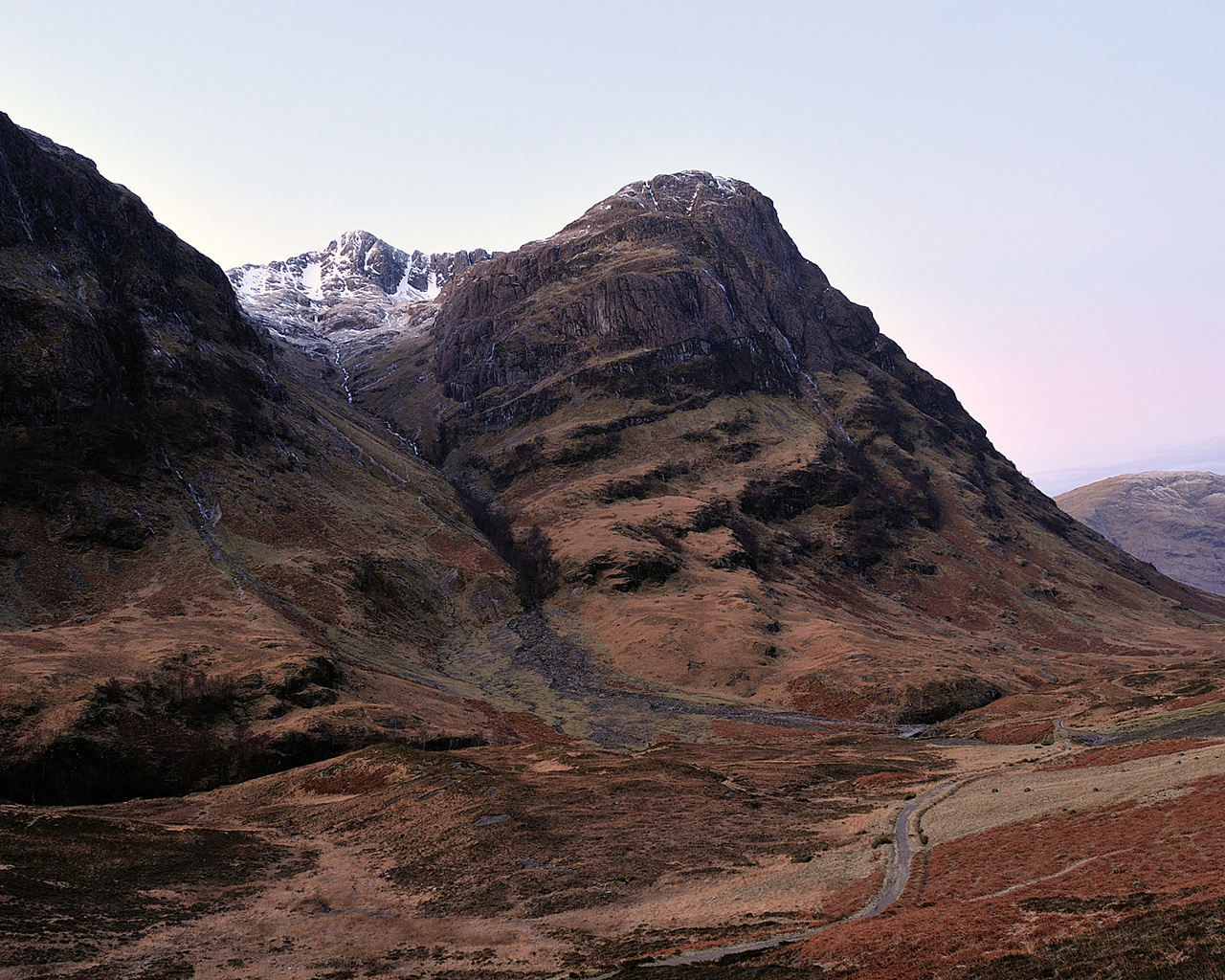 Долина у подножия гор