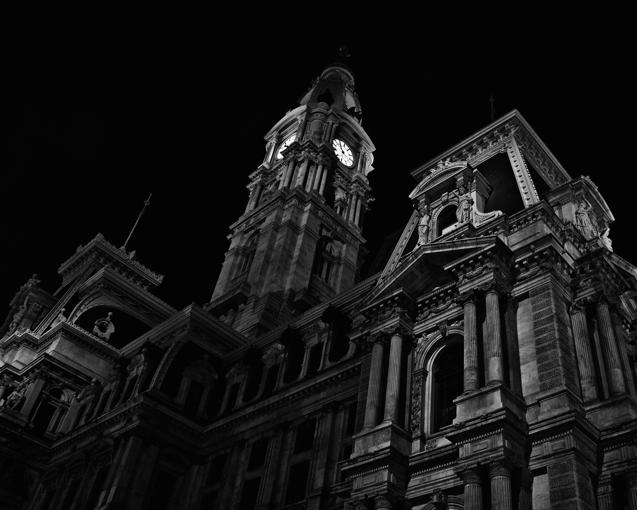 Красивый закат у реки