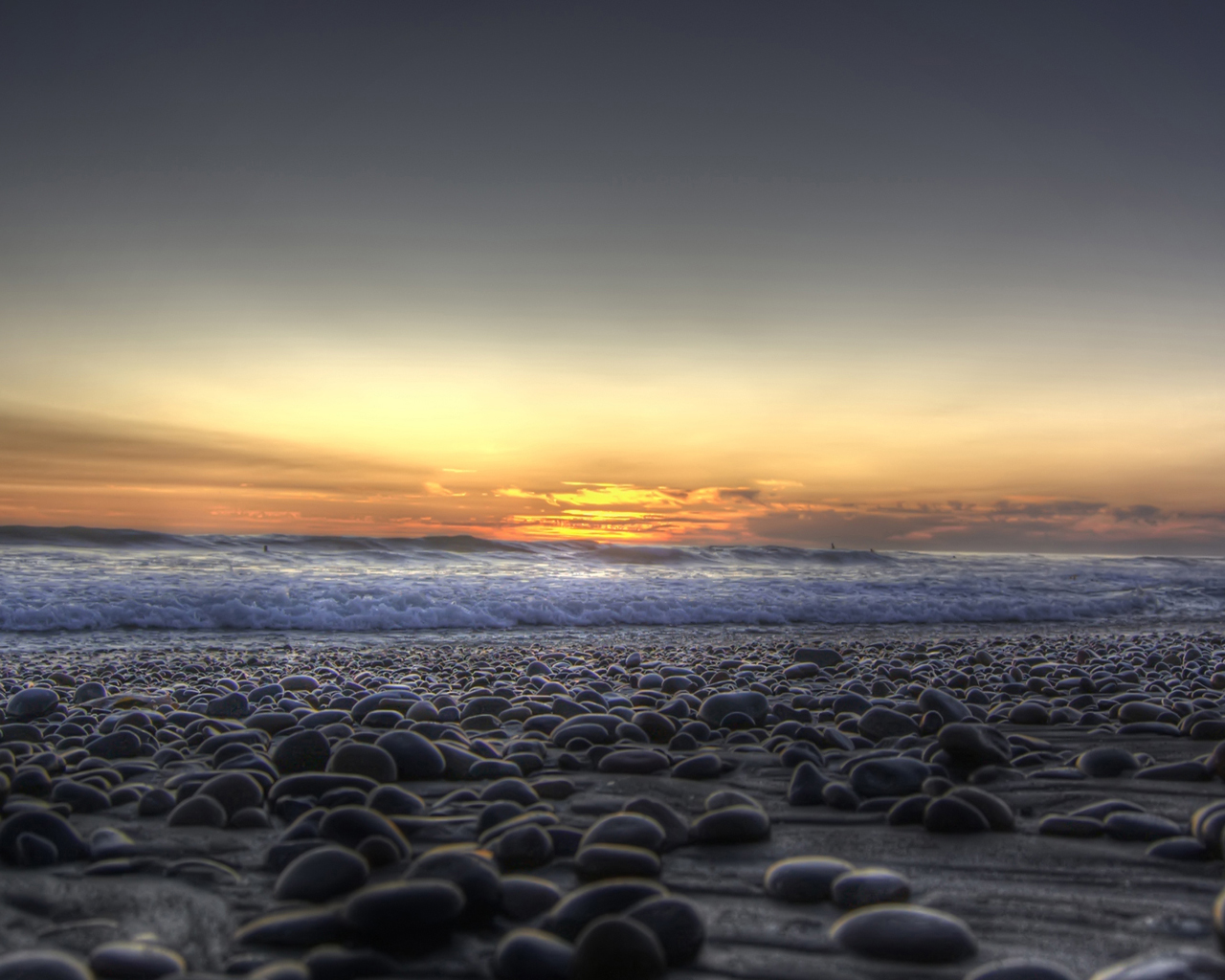 Морской пляж на закате