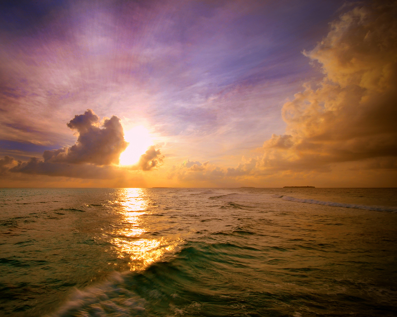 Закат на морском горизонте