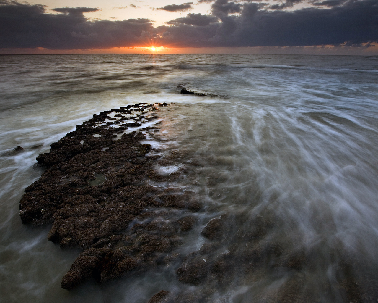 Омывающиеся морем камни