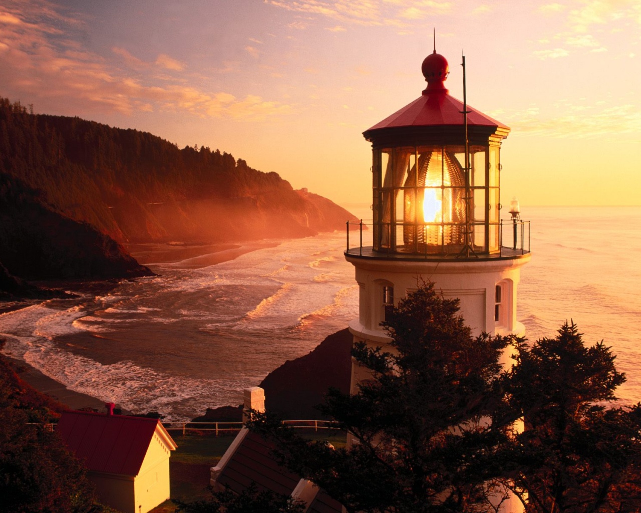 Свет маяка на закате