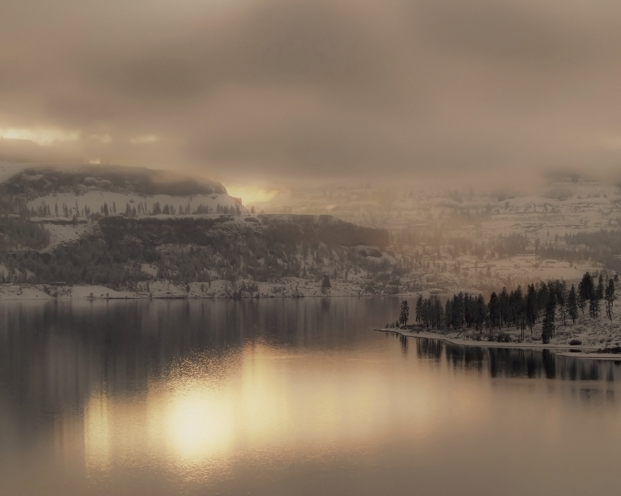 Солнечный закат в горах