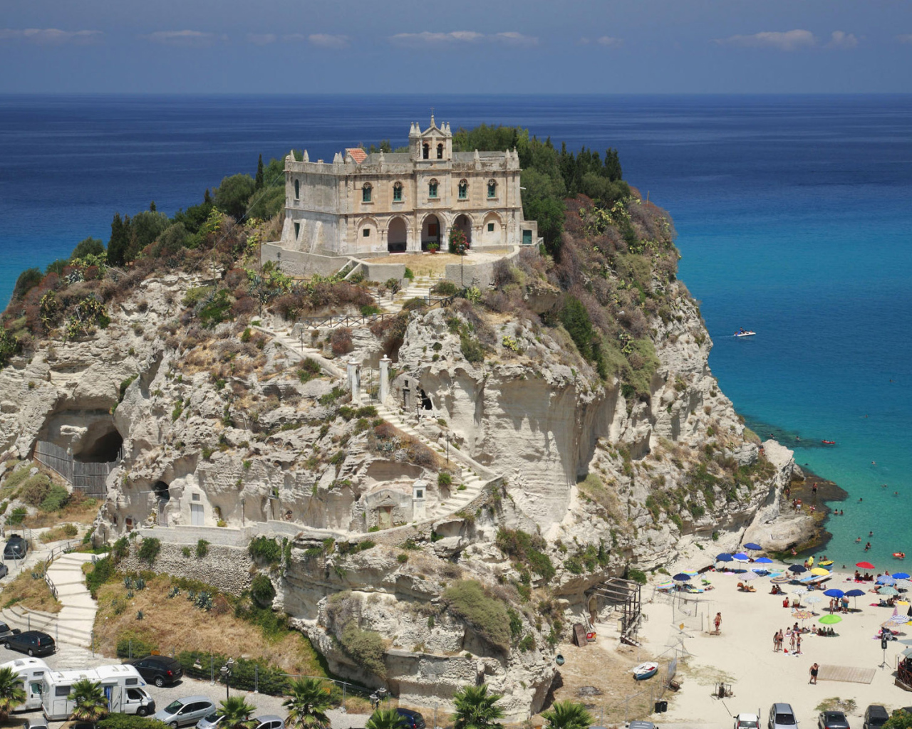 Замок на берегу моря