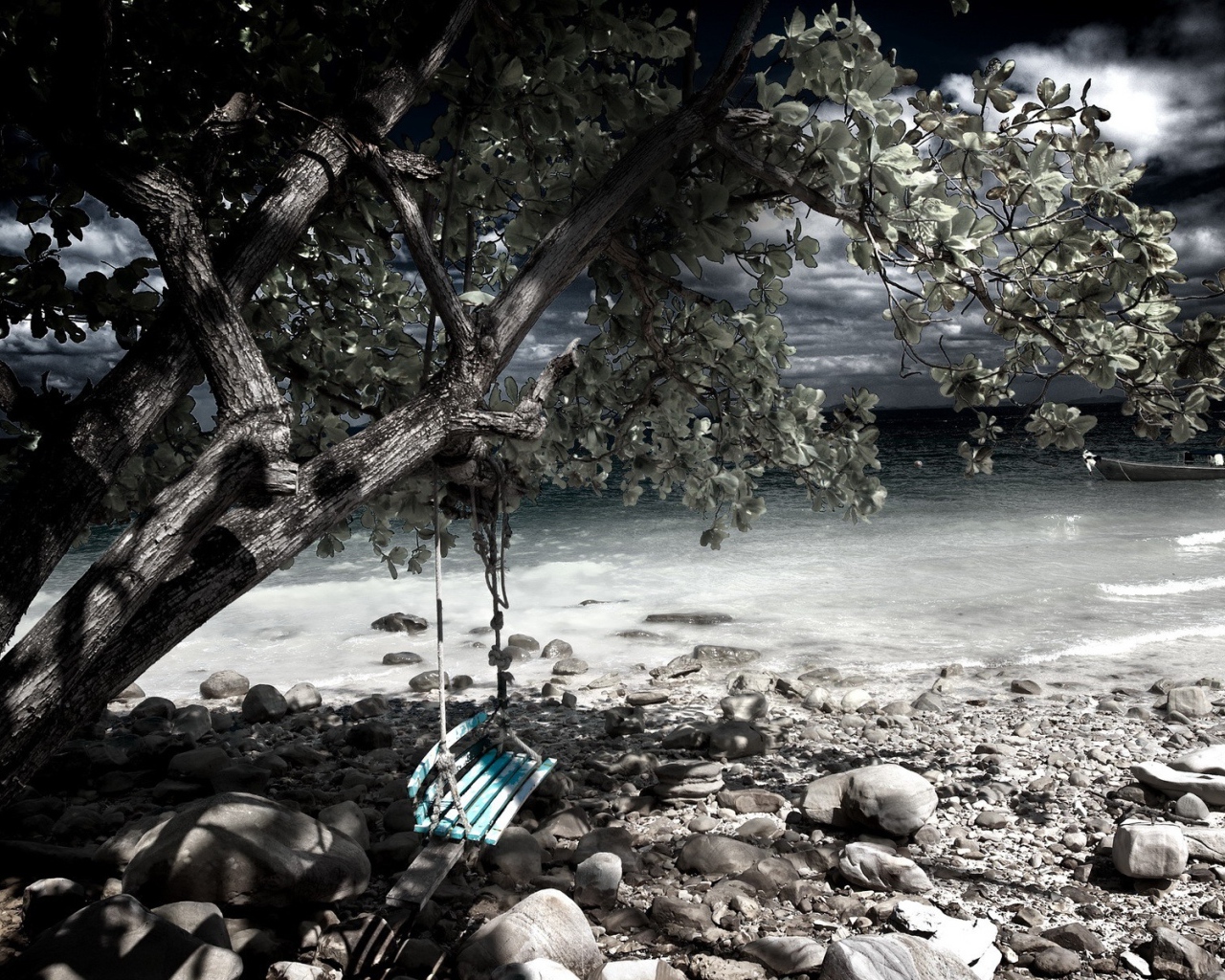 Качели на берегу моря