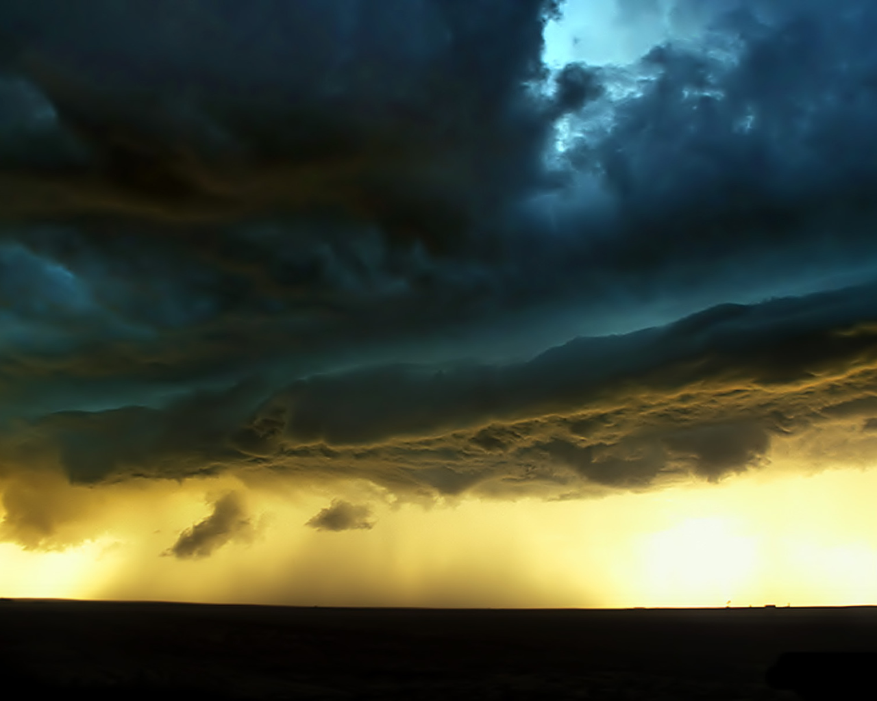 Грозовые тучи на закате