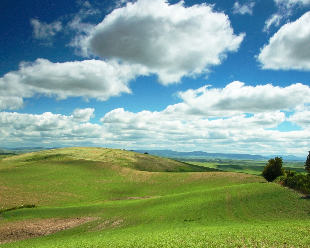 Облака над холмистыми полями