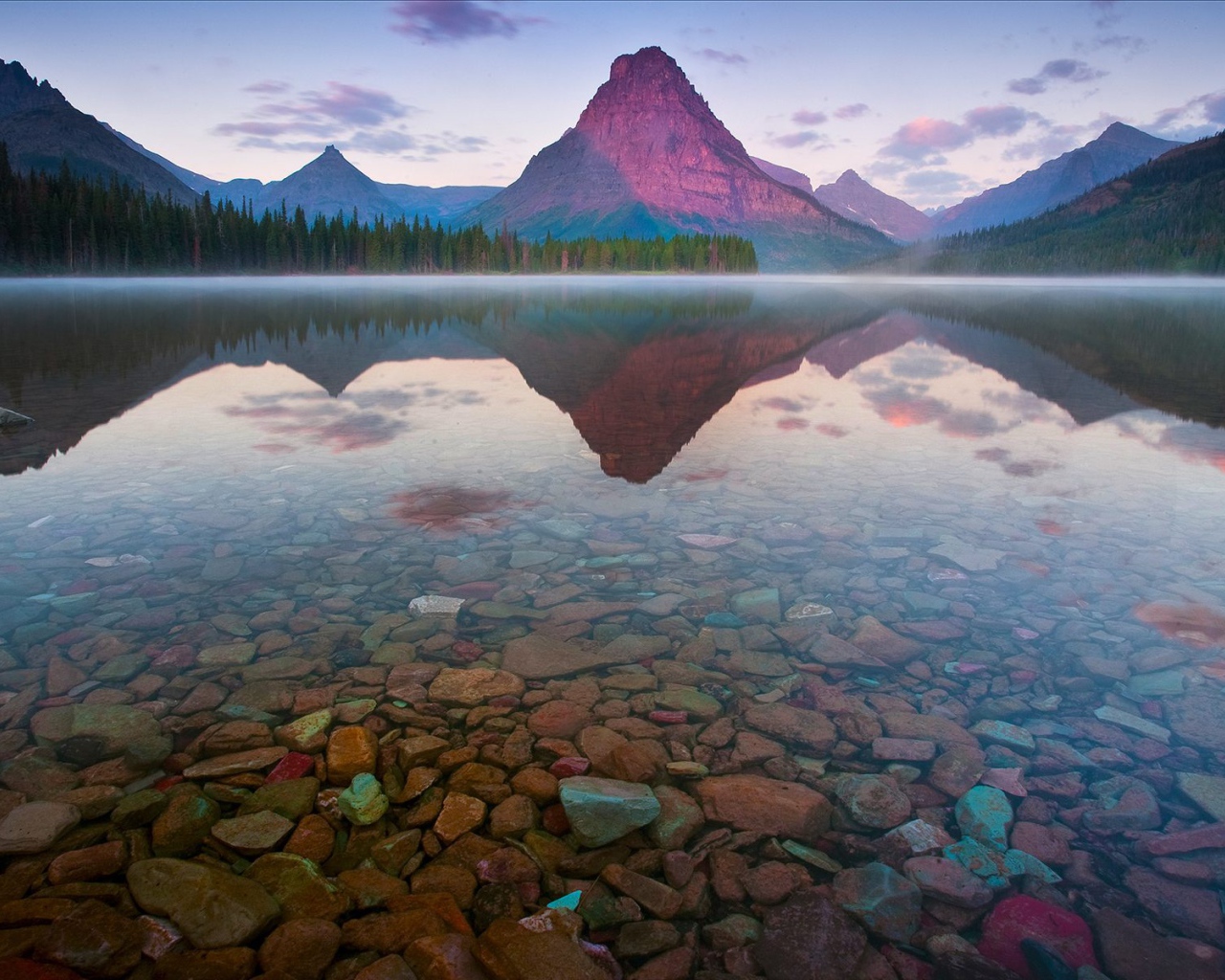 Кристально чистое горное озеро