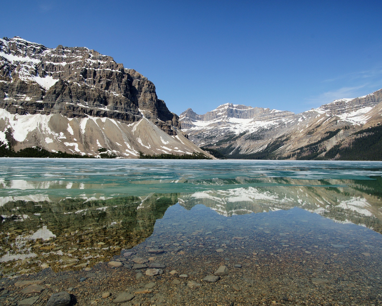 Озеро в горной долине