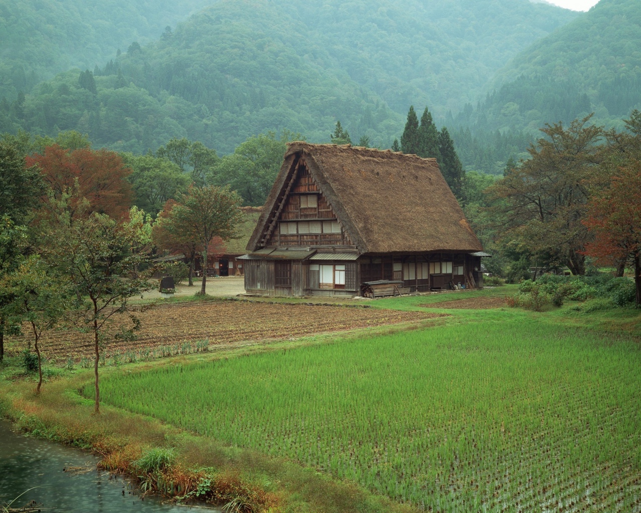 Деревня у подножия гор