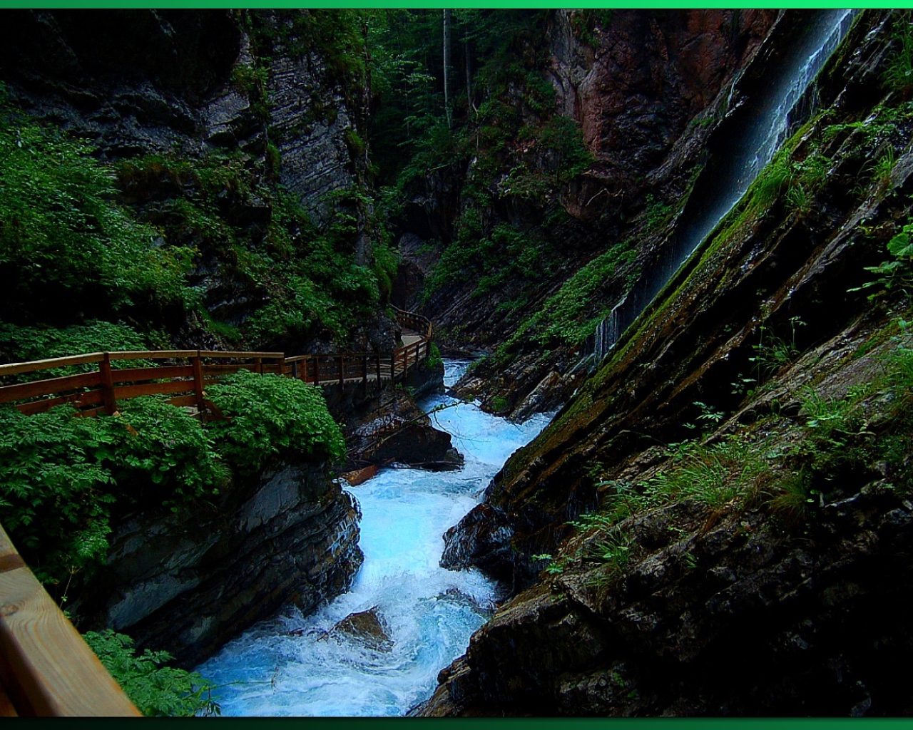 Дорожка вдоль горной реки