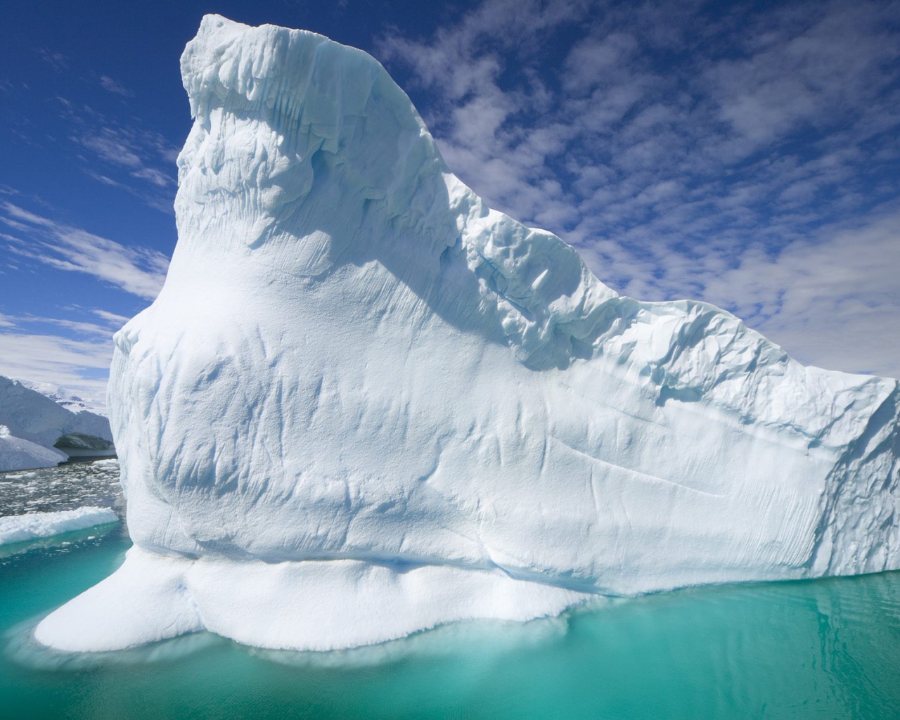 Огромный айсберг