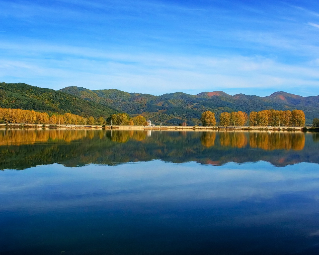 Спокойное озеро