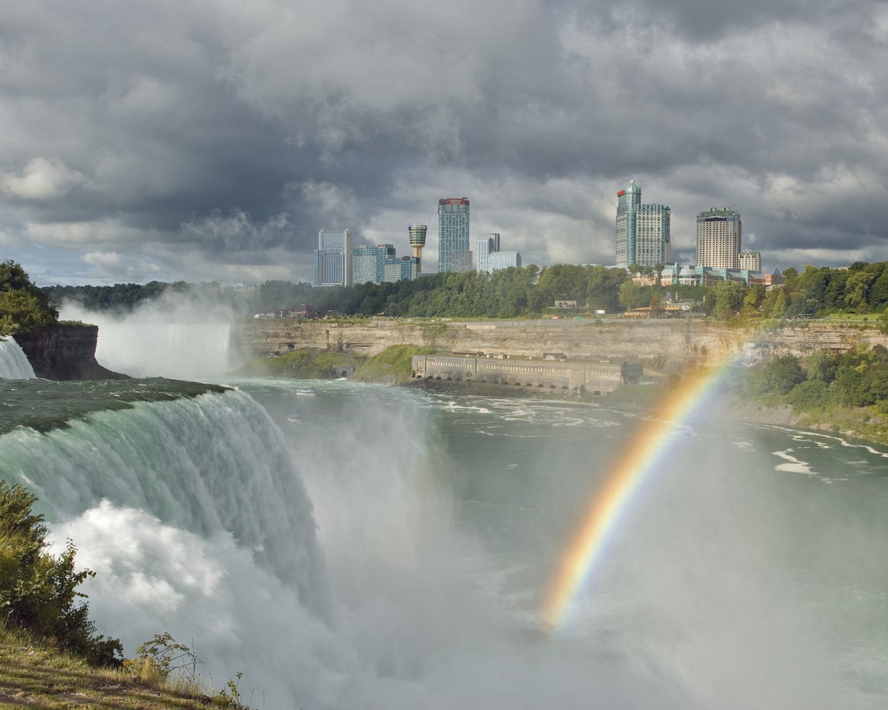 Радуга у водопада