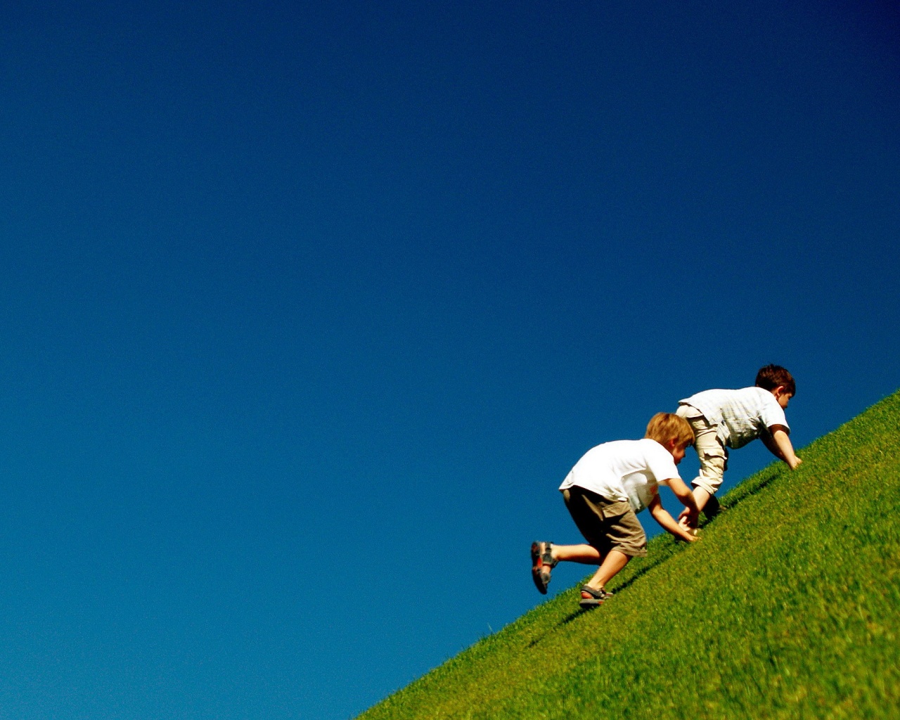 Дети на траве