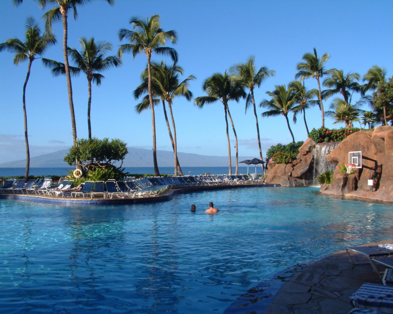 Бассейн у отеля