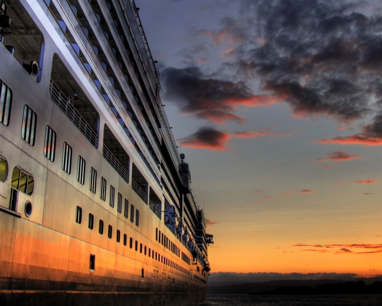 Круизный лайнер на закате