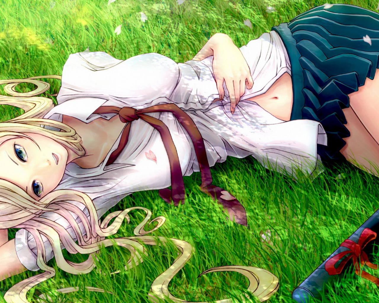 Расслабляясь на траве