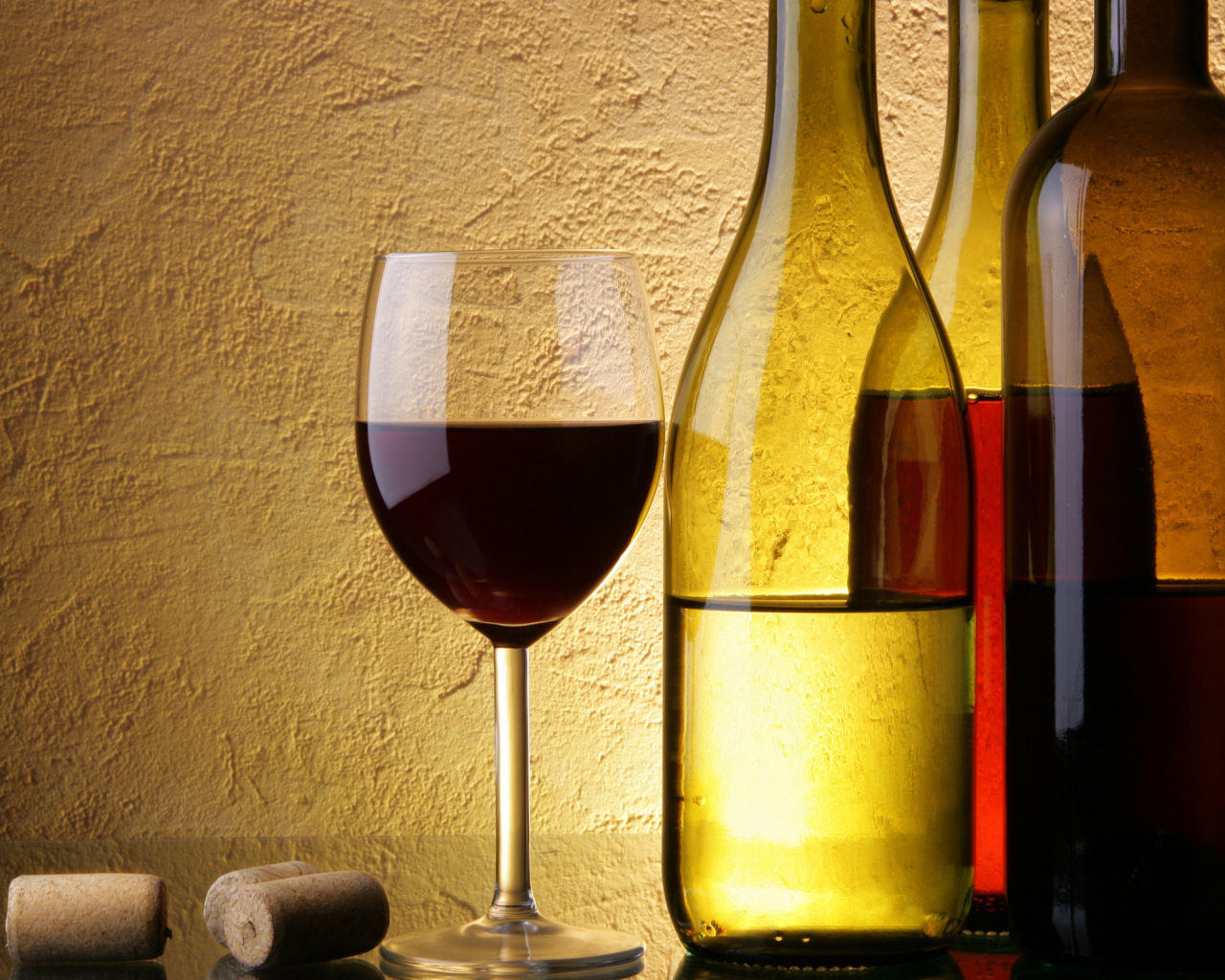 Бутылка с вином