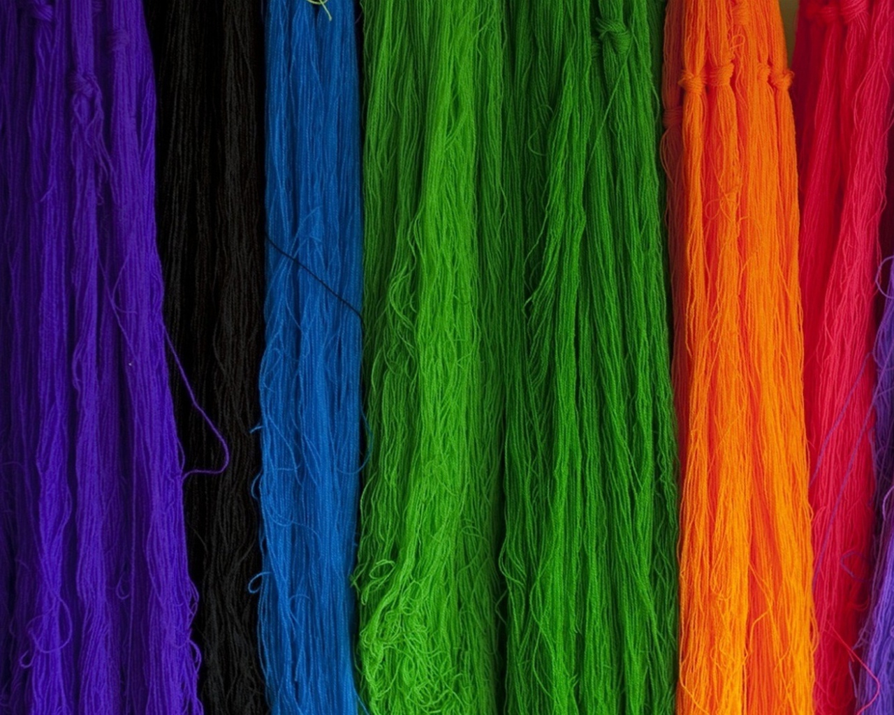 Разноцветная пряжа