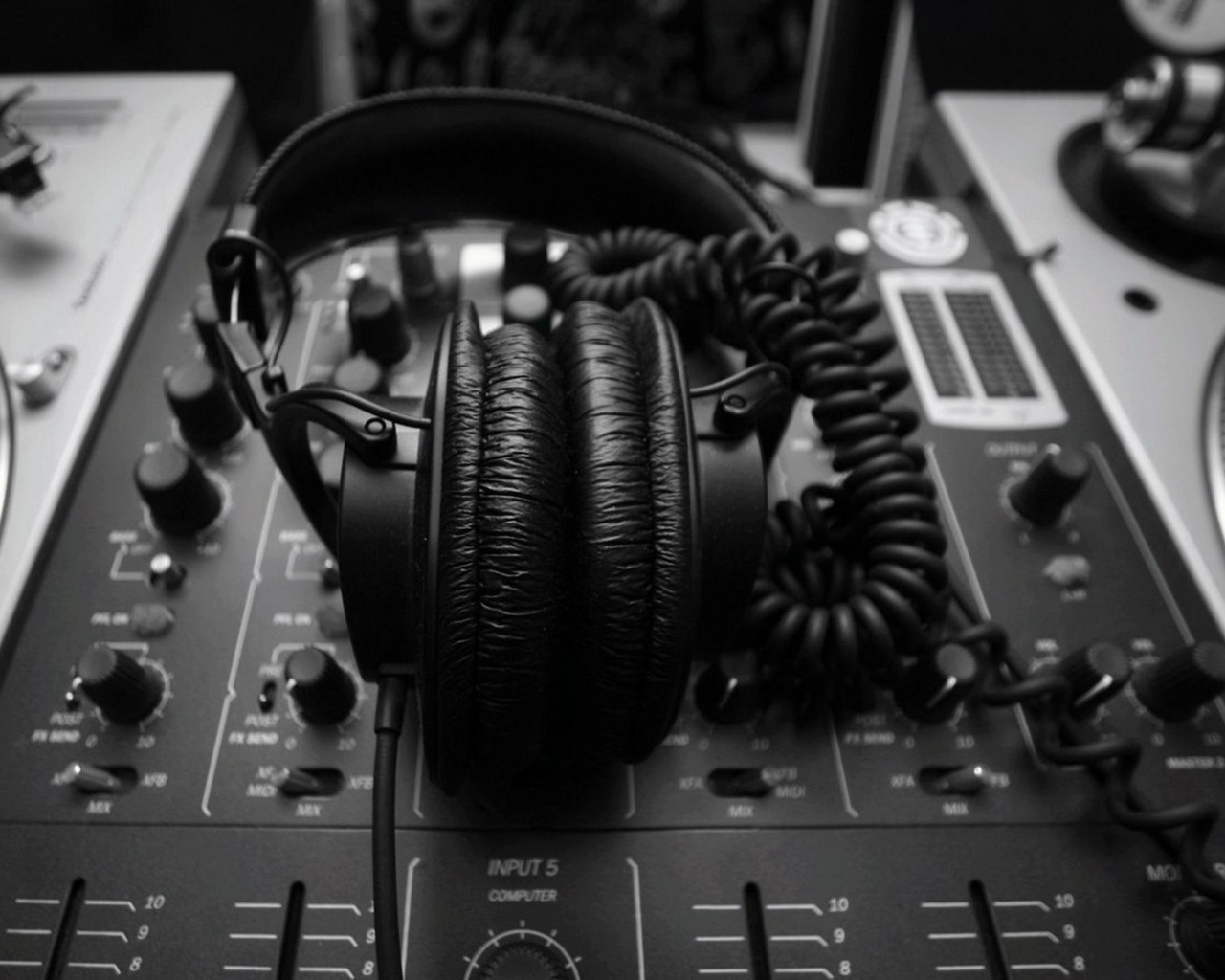 Диджейский пульт