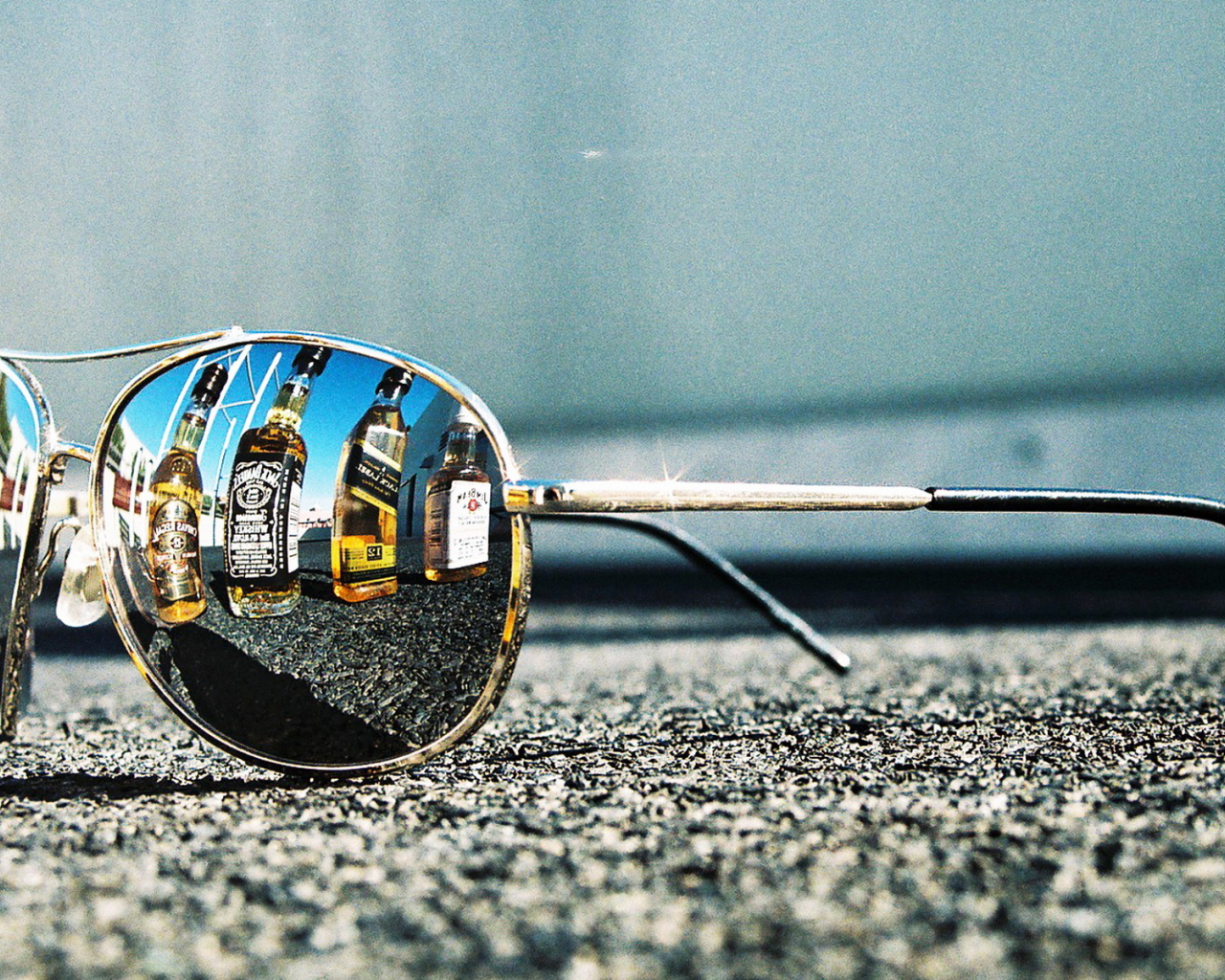 Очки на асфальте