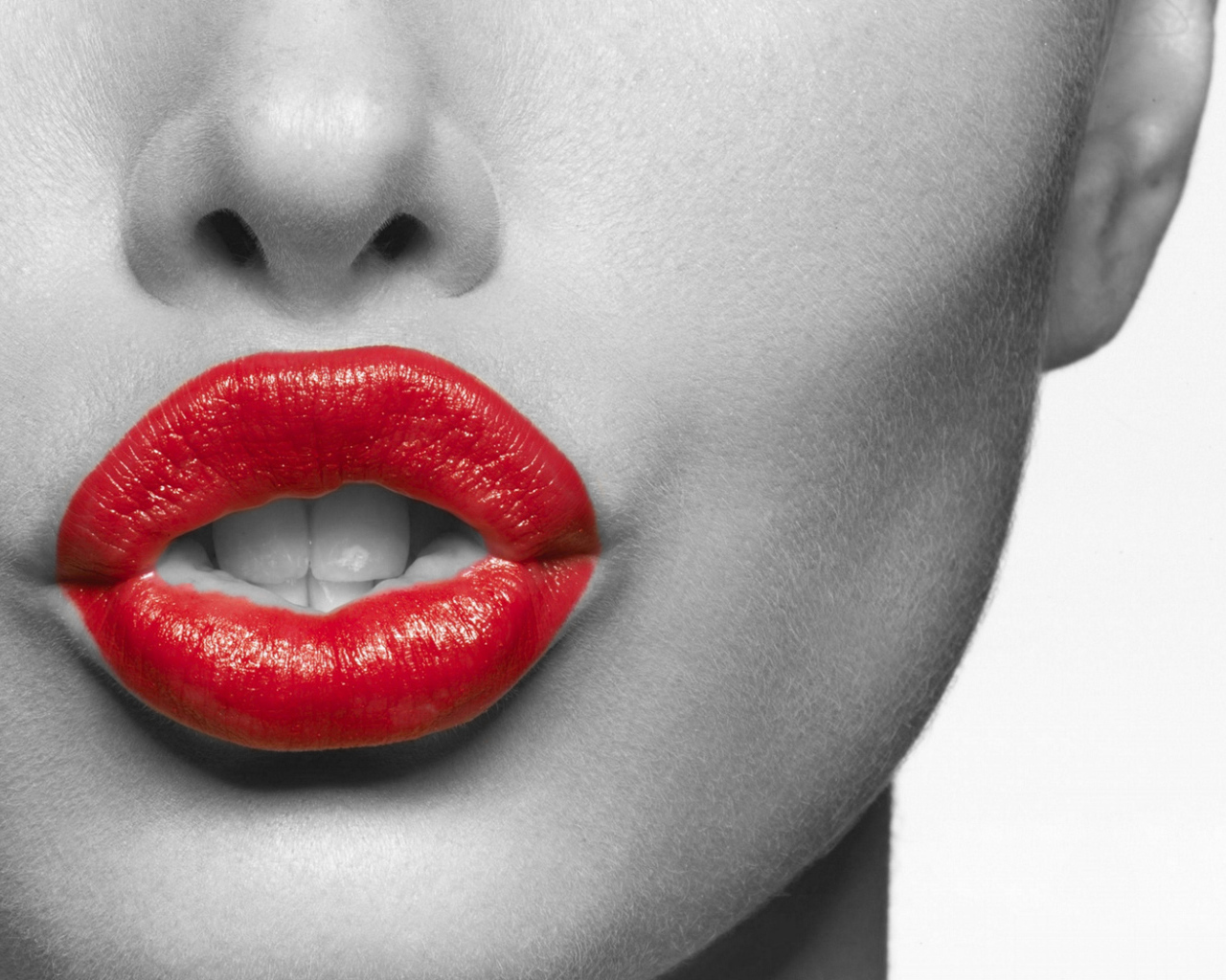 Красная помада на губах