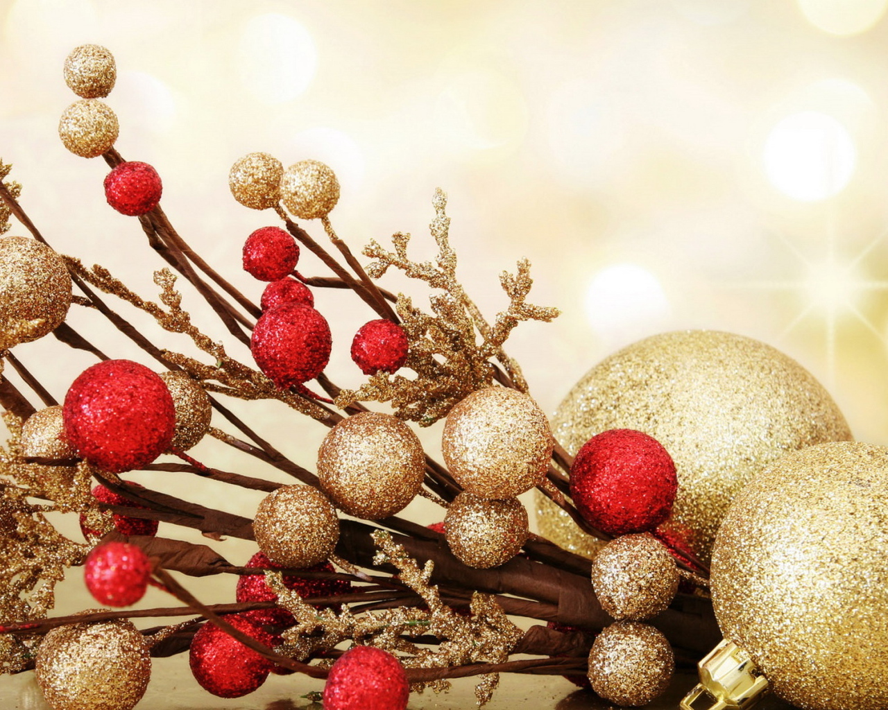 Шары на ветке