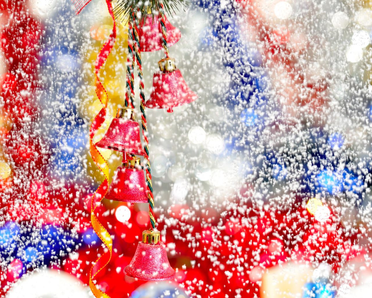 Колокольчики, украшения и снег